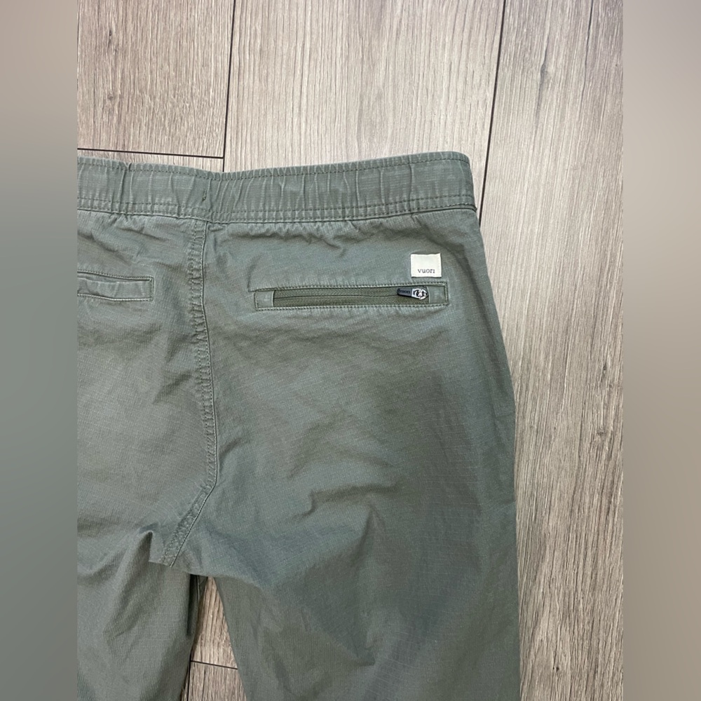 Vuori Green Joggers with Relaxed Fit and Ankle Cuffs - Picture 7 of 9